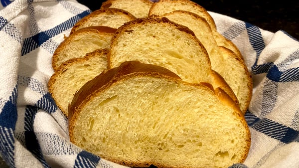 https://www.thechoppingblock.com/hs-fs/hubfs/Blog/challah%20plated.jpg?width=600&name=challah%20plated.jpg